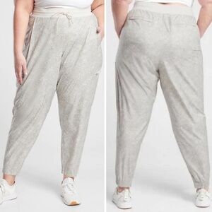 Athleta Venture Printed Cargo Jogger Pants Reptile Snake Print Zipper Pockets